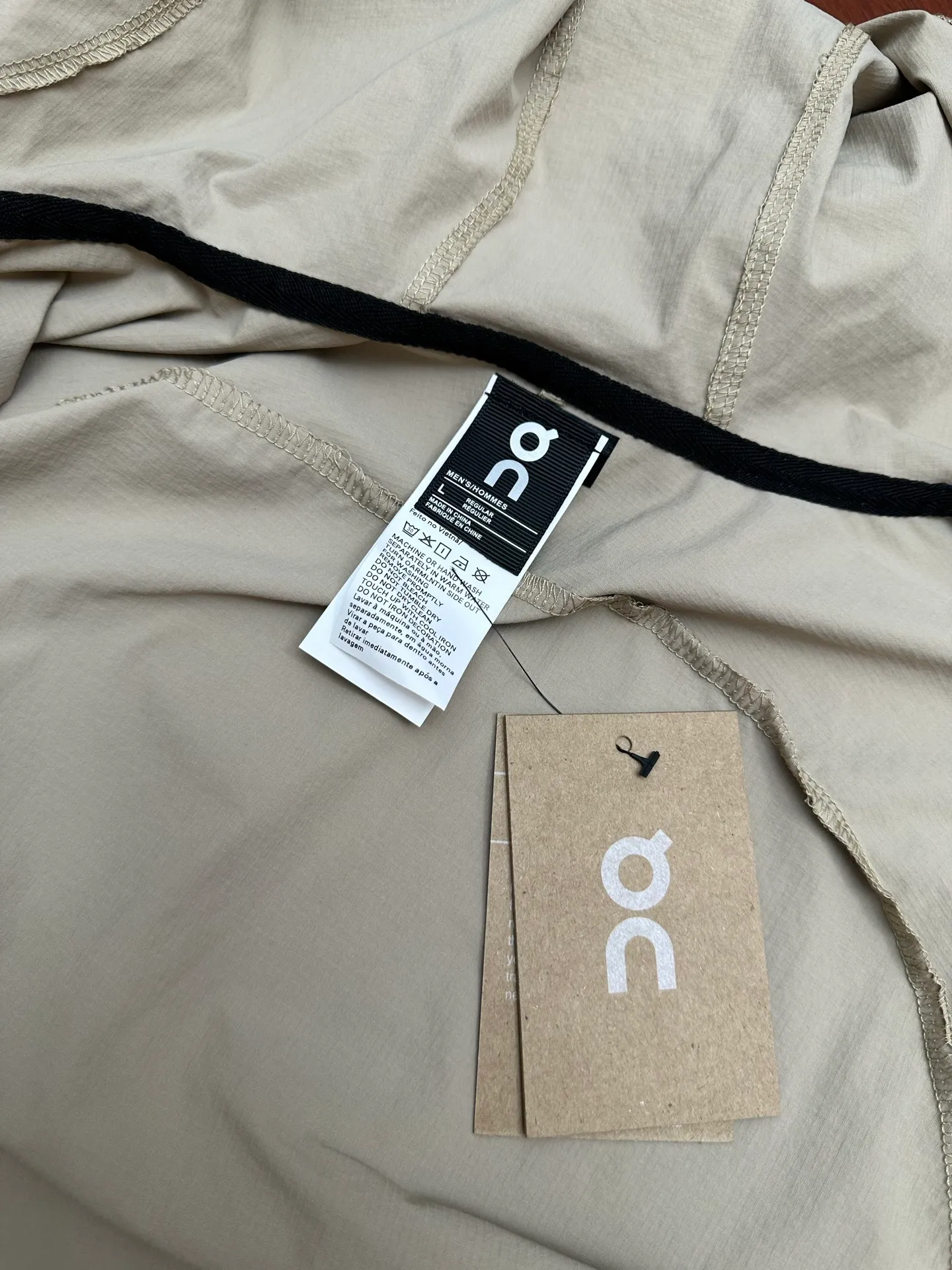ON/Angpao All-Day Joggers Waterproof Sports Multi-Function Suit Made of textured tear-resistant fabric, quick-drying and sweat-wicking, not afraid of light rain, light and breathable, with zero restriction on the upper body. The fabric is tear-resistant, the upper body is neat and not bulky, and it provides both sun protection and wind protection. The jacket's lightweight material is breathable and waterproof, effectively preventing sweat accumulation and rain damage, keeping you dry and comfortable in all weather conditions. The unique spiral cutting structure provides flexible space for movement, no matter which direction and no matter the rhythm, it can move with you. The pockets on both sides are equipped with zippers to safely store car keys and energy gels. There is an inner pocket in a zippered pocket for storing small items to avoid violent shaking and provide extra protection. Featuring an elastic waistband, crotch gusset and pre-shaped knee construction, the pants move with you in any direction and at any pace. In addition, the zippers on the trouser legs can be pulled down to the knees for easy putting on and taking off. Equipped with two zippered hand pockets to keep your equipment safe and organized, no extra storage space is needed, so you can travel light. Whether it's jogging in the morning, cycling at night, or daily city travel, this jacket can be your thoughtful sports companion to help you stay in shape. Colors: Gray, Green, Khaki, Black Sizes: L, XL, XXL, XXXL